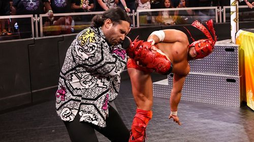 Dragon Lee kicking Noam Dar