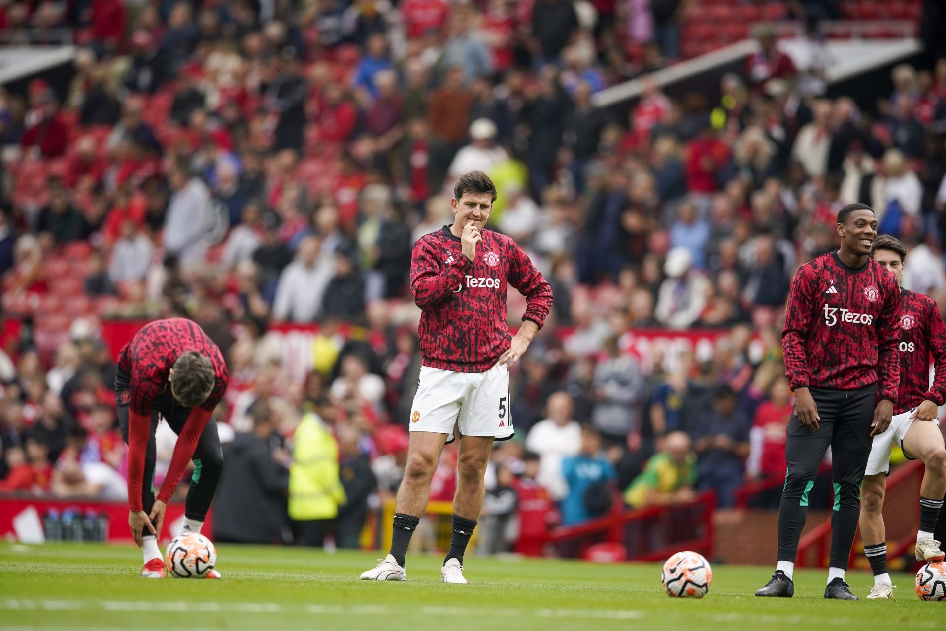 Manchester United players wearing a dejected look.