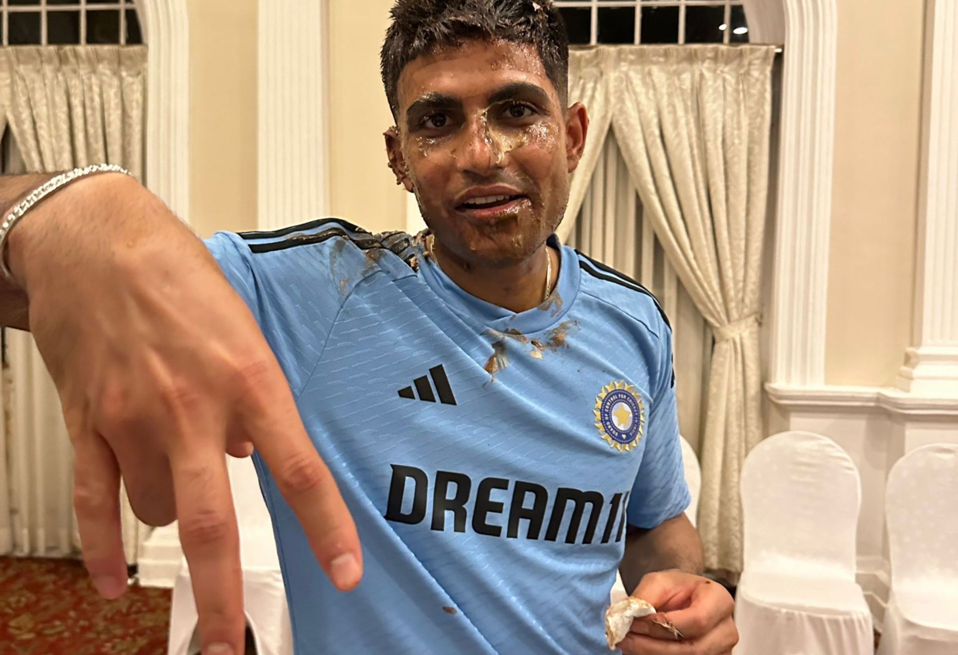 Shubman Gill posing after cutting the cake. 