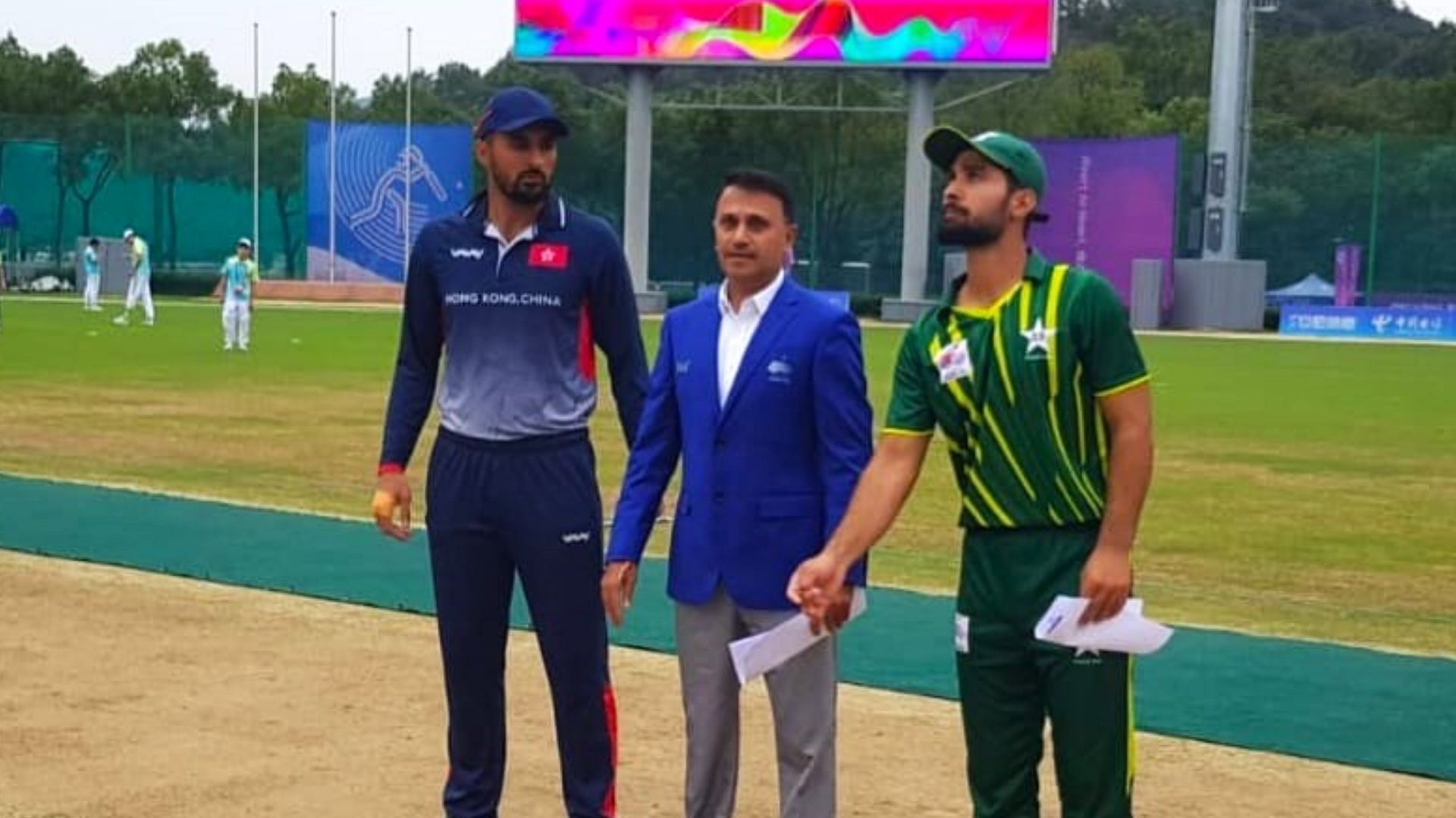 टॉस के दौरान दोनों टीमों के कप्तान (Photo Courtesy : PCB Twitter)