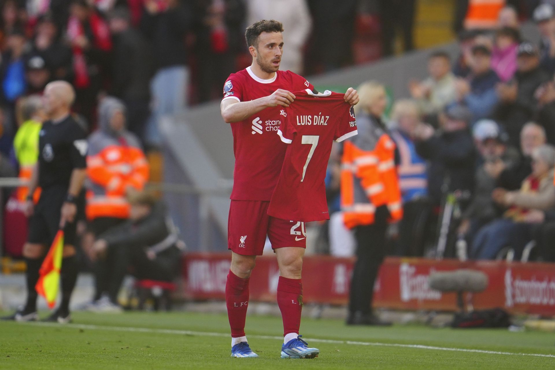 Jota held up Diaz&#039;s jersey in a show of support.