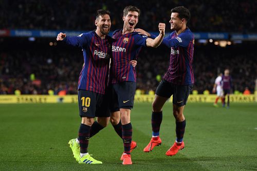 Lionel Messi and Sergi Roberto (via Getty Images)