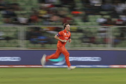 Bas de Leede during his run-up for the Netherlands [Getty Images]