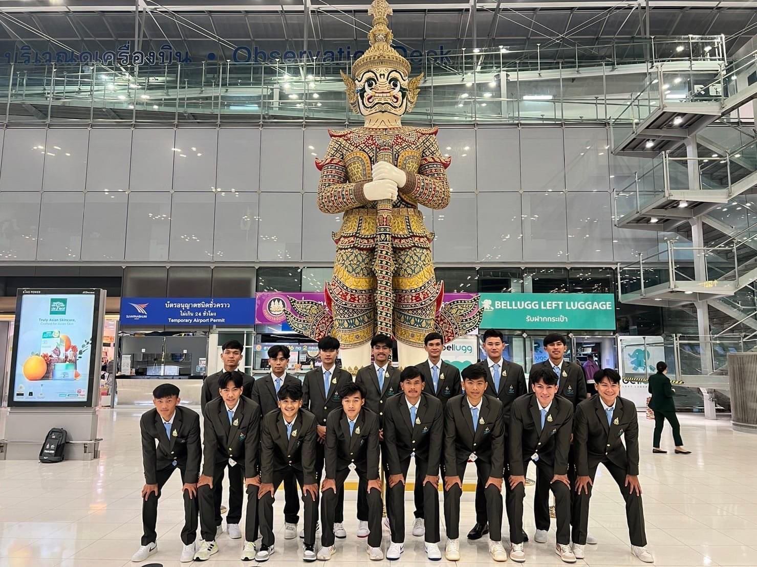 Thailand cricketers pose for pictures