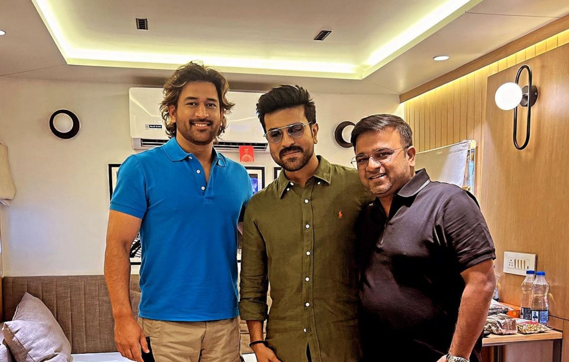 MS Dhoni with actor Ram Charan 