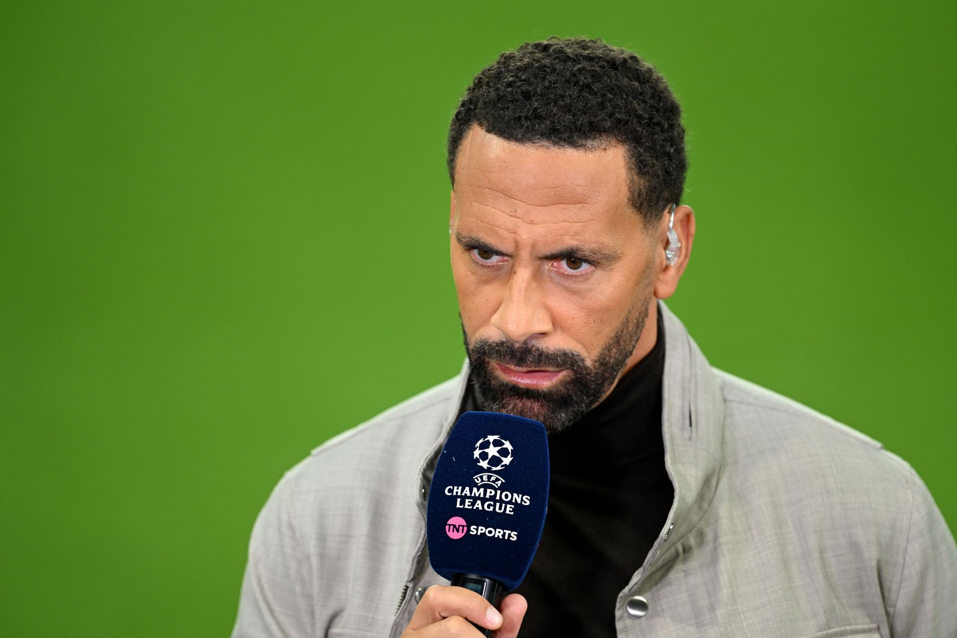 Rio Ferdinand thinks Rasmus Hojlund needs more service.