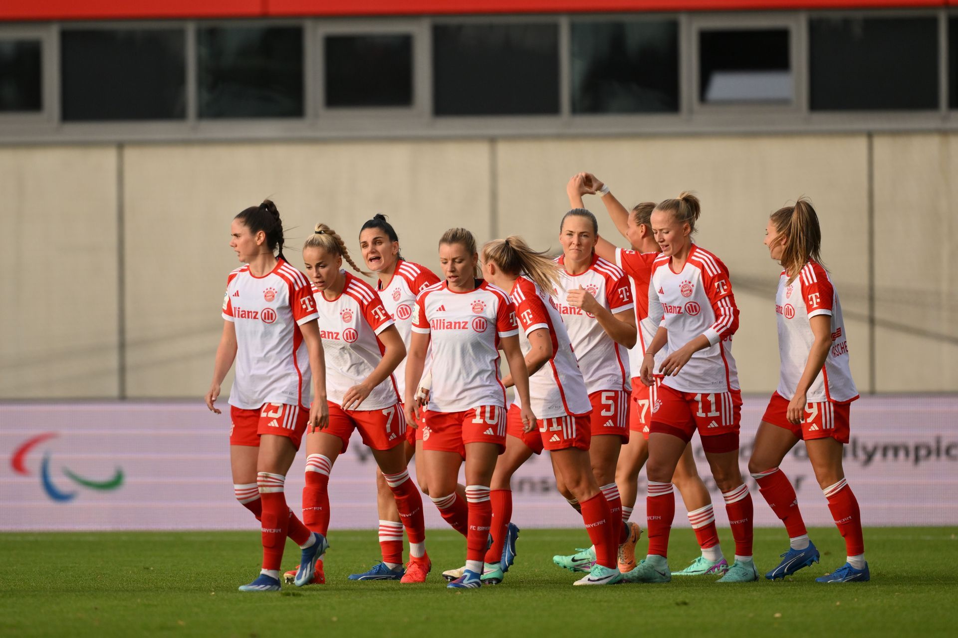 FC Bayern M&uuml;nchen v VfL Wolfsburg - Google Pixel Frauen-Bundesliga