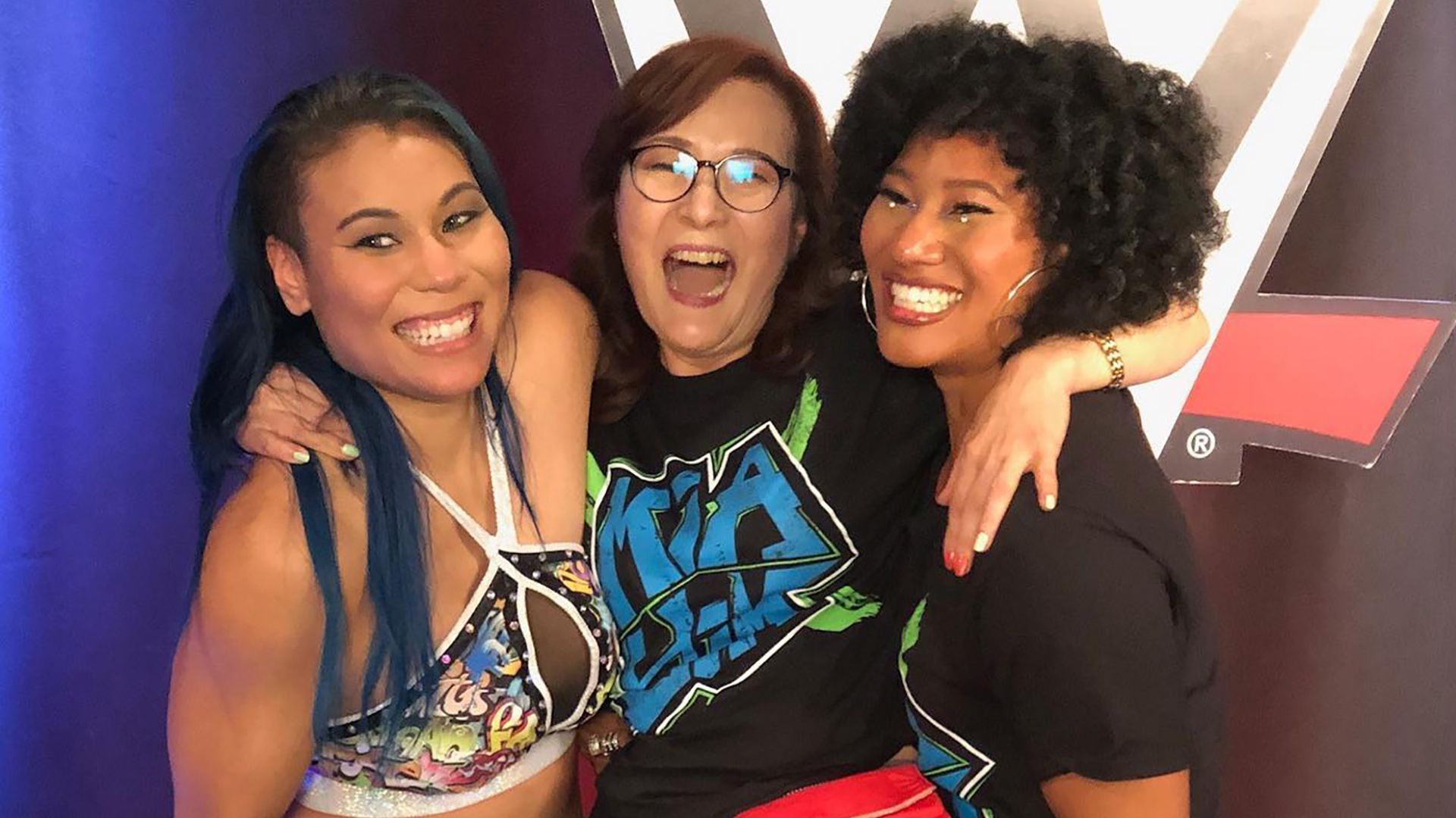 Mia Yim backstage with her sister and mother at a WWE event