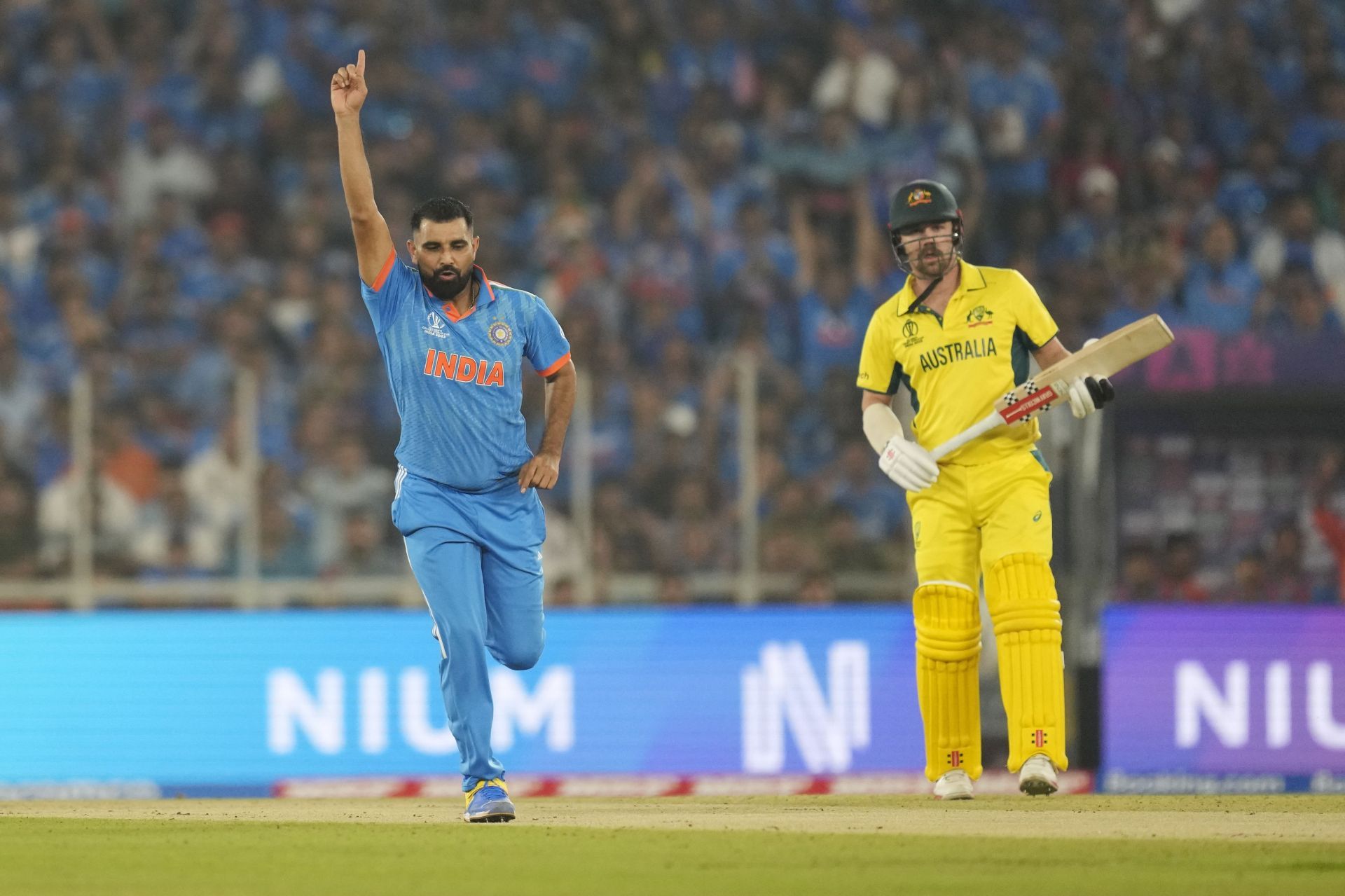 After dismissing David Warner, Mohammed Shami couldn&#039;t hit the right areas