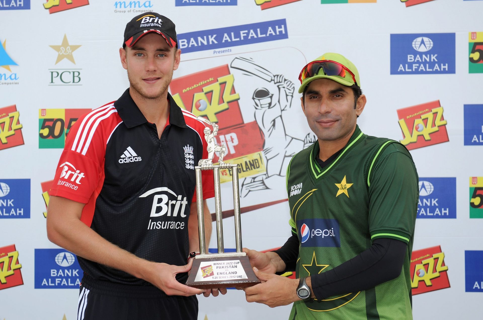Misbah-ul-Haq (R) with Stuart Broad [Getty Images]