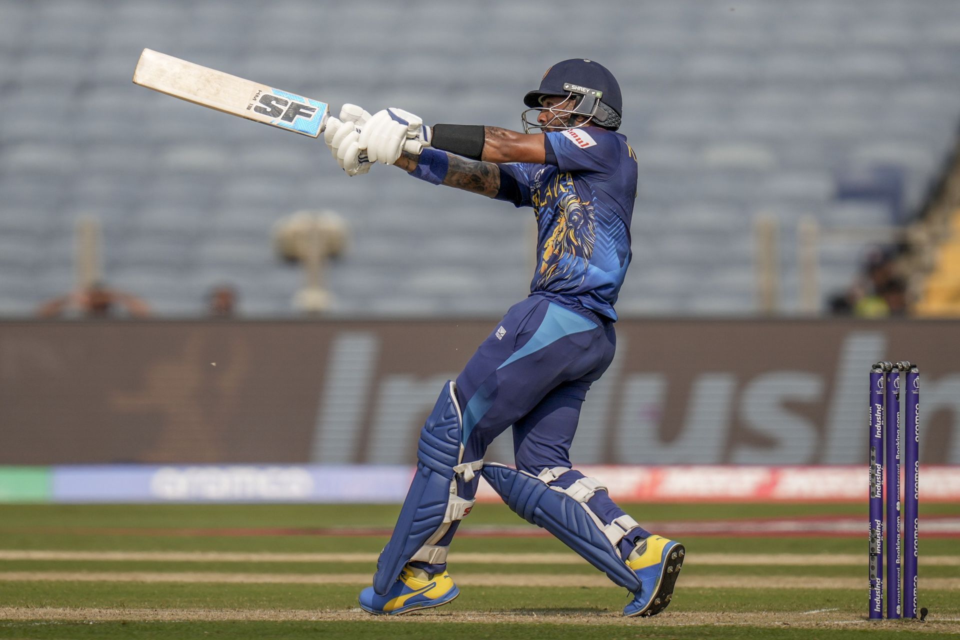 Kusal Mendis needs to rally his troops and rein in the slog-sweeps.