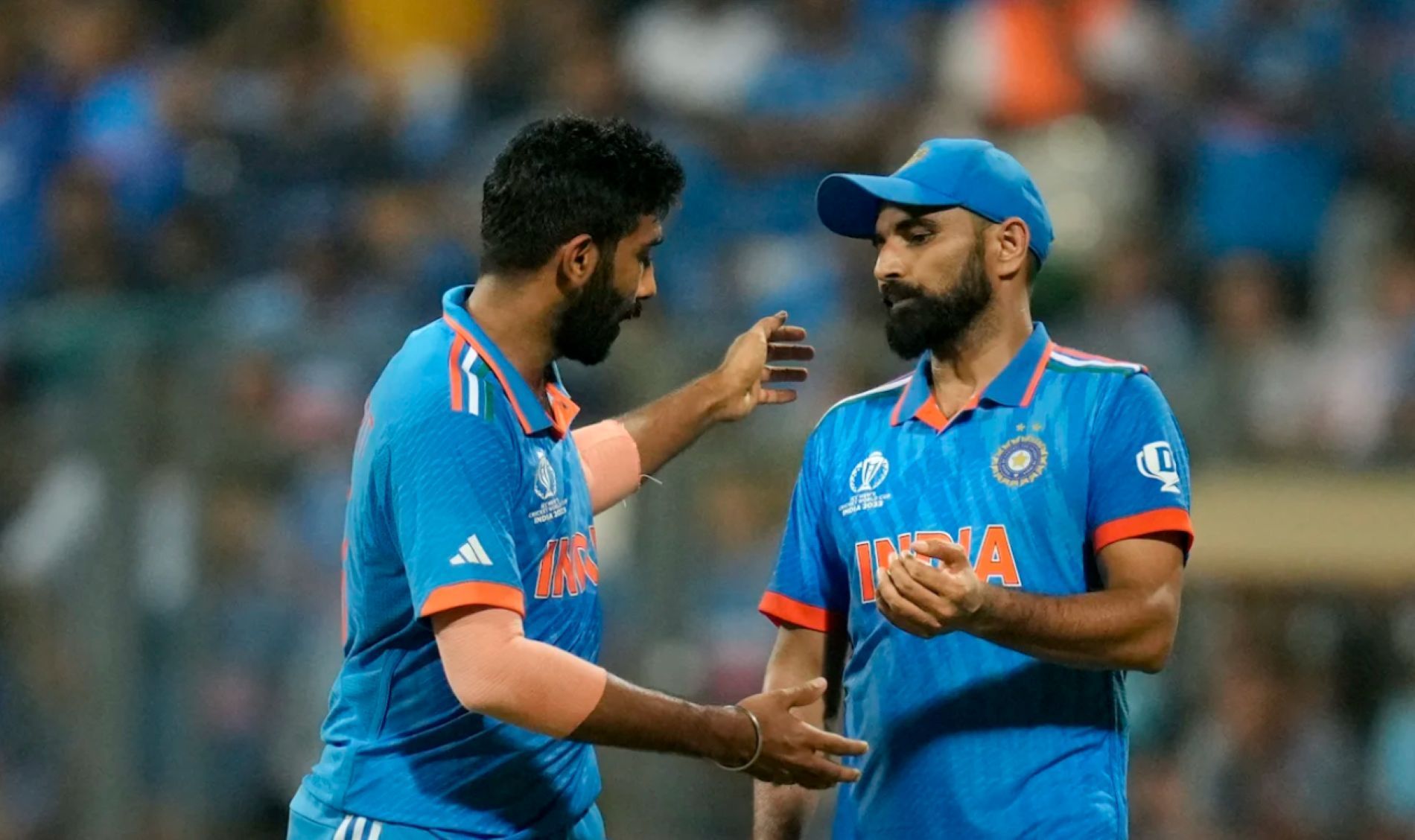 Mohammed Shami apologizes to Jasprit Bumrah for spilling Kane Williamson&#039;s catch.