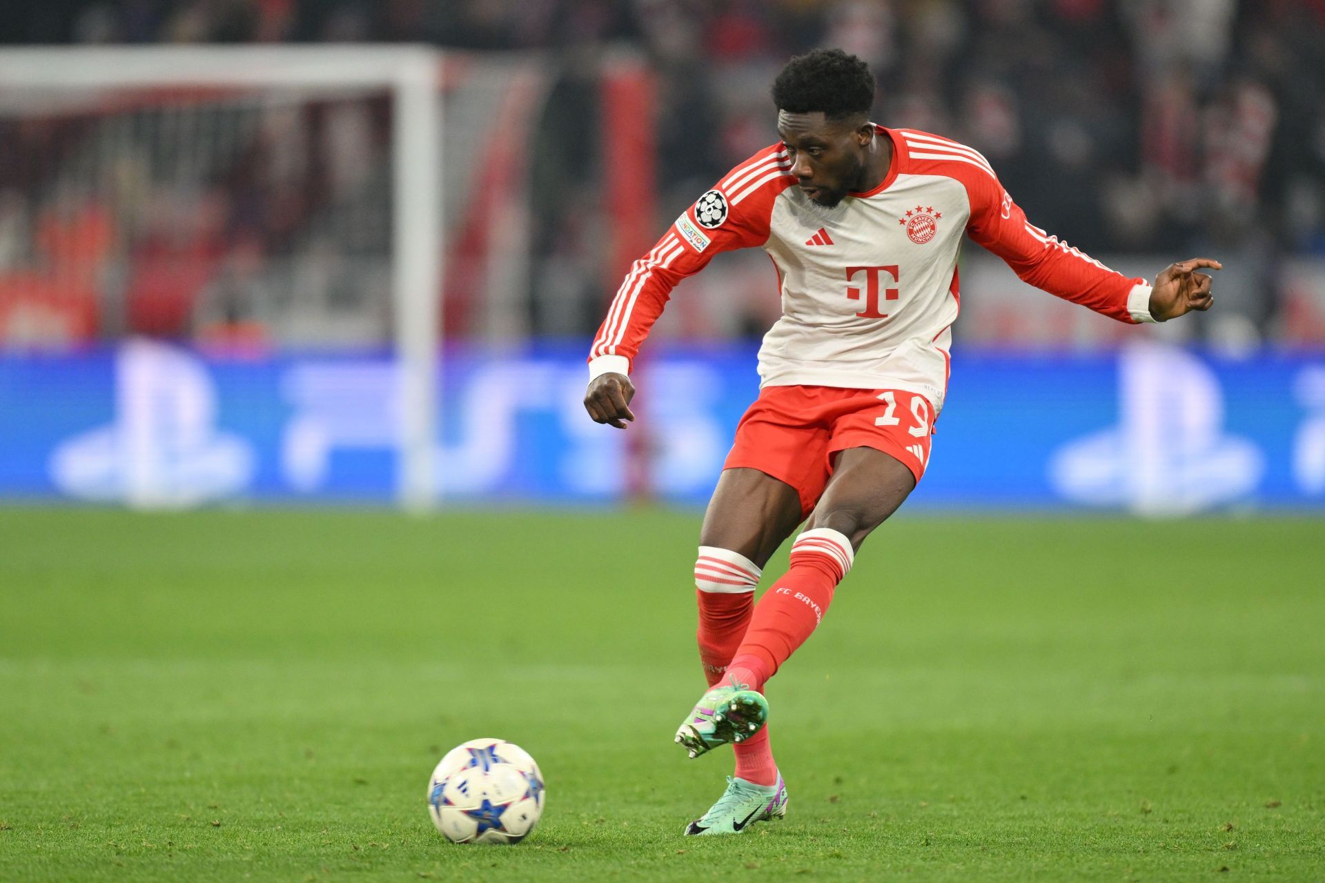 Alphonso Davies has admirers at the Santiago Bernabeu