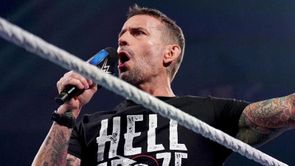 WWE में वापसी की खबरों के बीच दिग्गज की पत्नी ने जबरदस्त ट्रांसफॉर्मेशन करके चौंकाया, ब्लू-ब्लैक हेयर हटाने के बाद इस अंदाज में आईं नज़र
