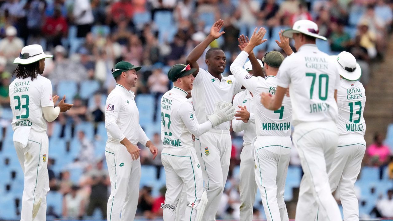 Dean Elgar celebrates a wicket with his teammates (Credits: Twitter)