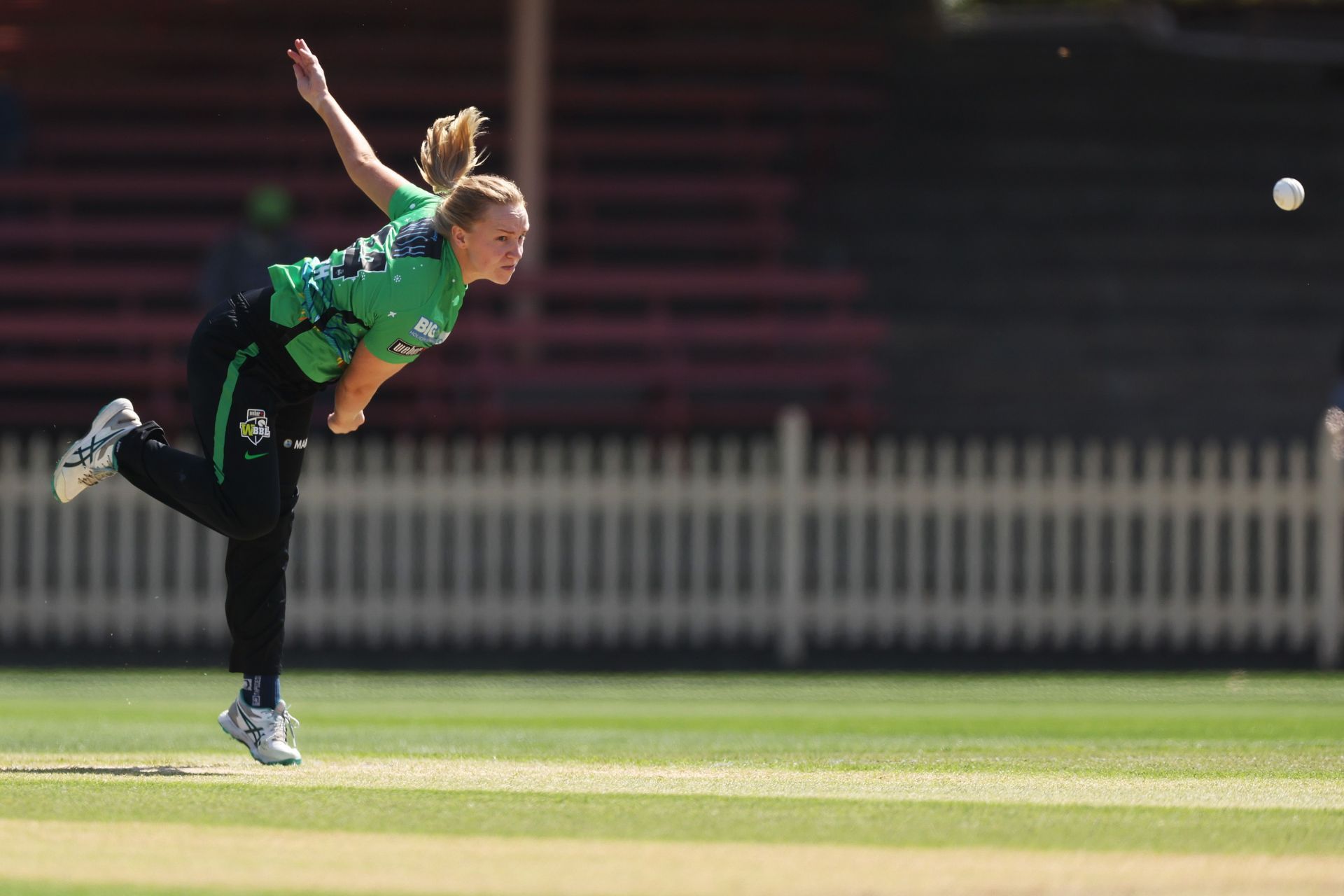 Kim Garth bowls: WBBL - Sydney Thunder v Melbourne Stars