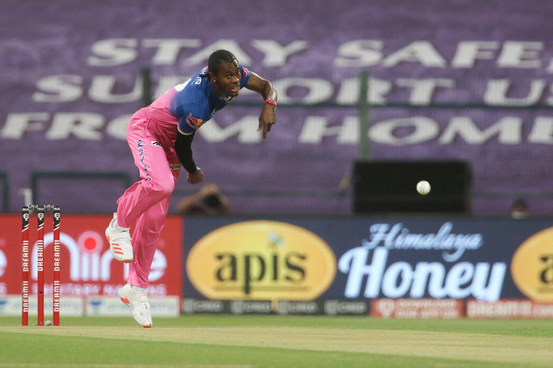 Jofra Archer bowling. (Credits: Twitter)