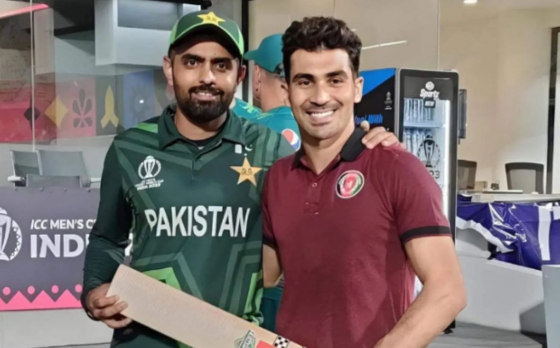 Babar gifts a bat to Gurbaz following the Pakistan-Afghanistan World Cup clash