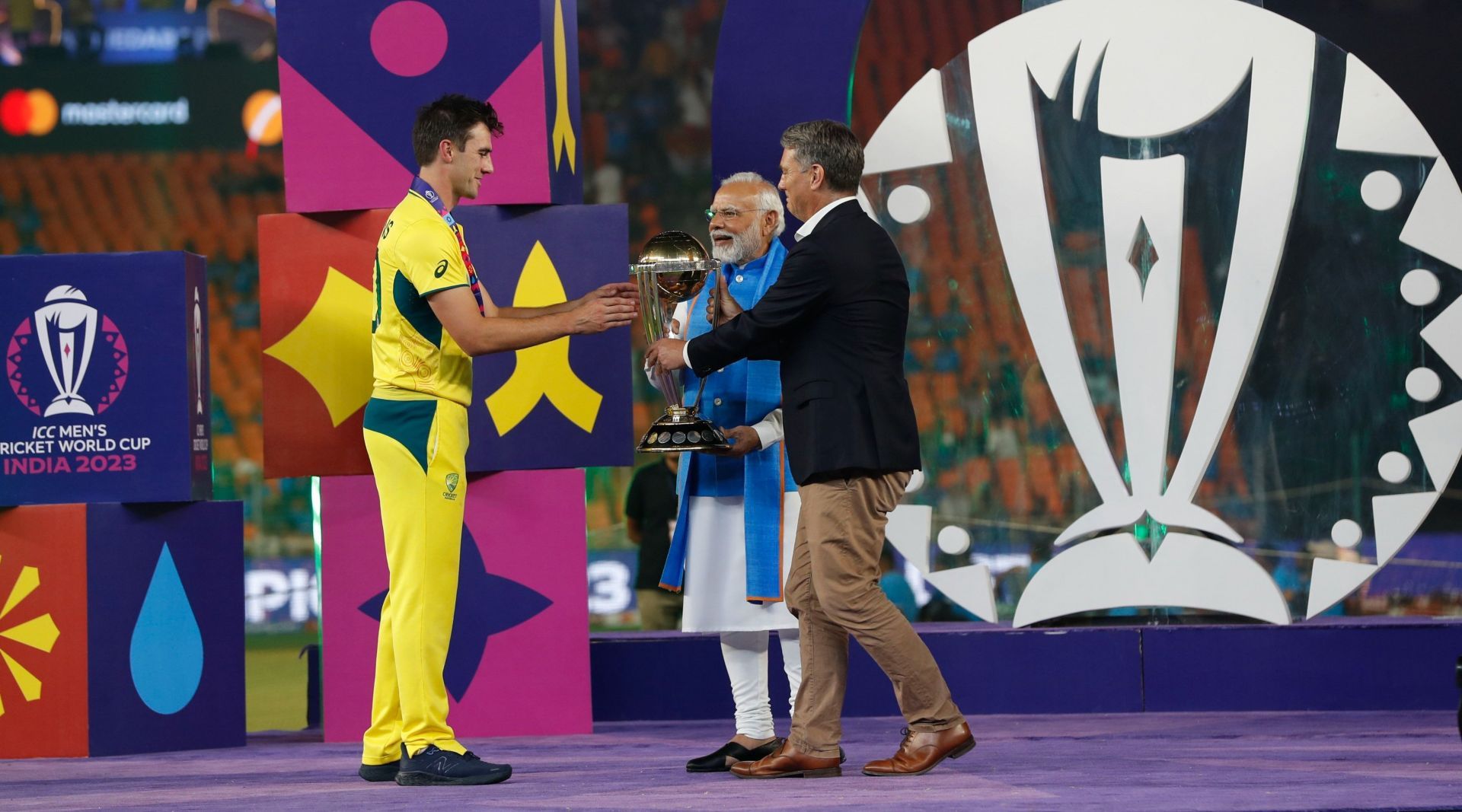 Narendra Modi hands out trophy to Pat Cummins. (Credits: Twitter)
