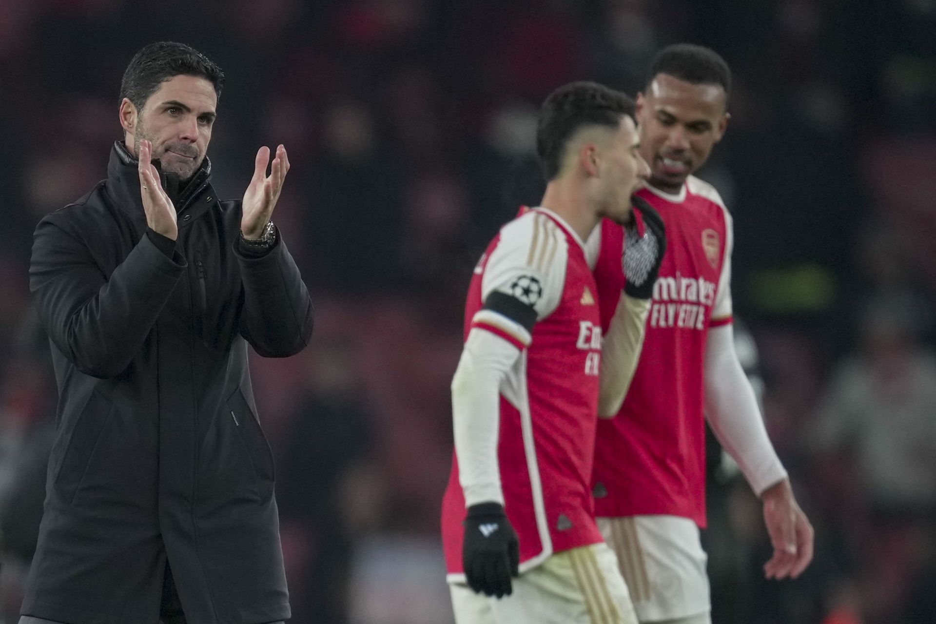 Mikel Arteta (left) uses many different formations in the same game.