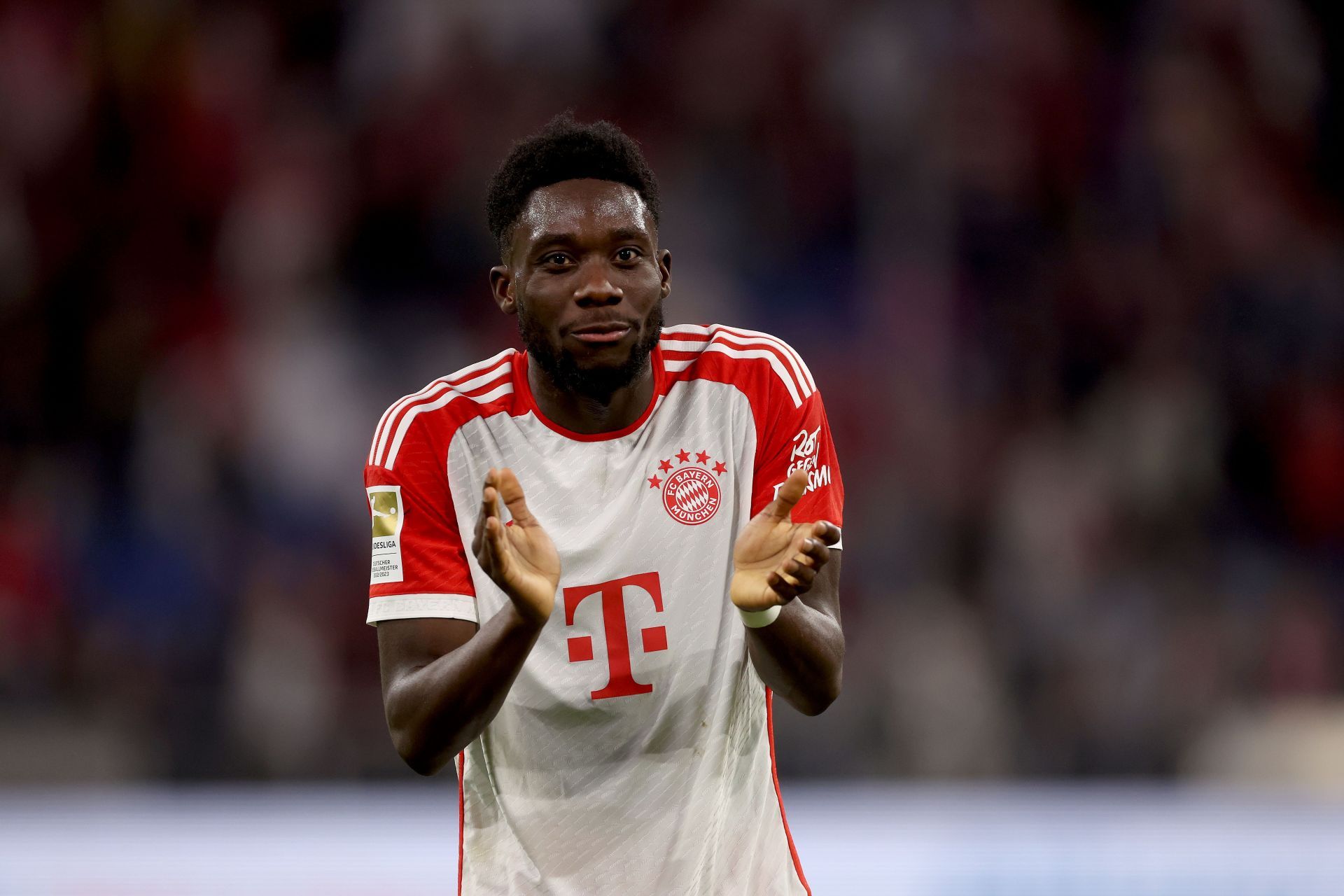 Alphonso Davies could yet sign a new contract with Bayern Munich.