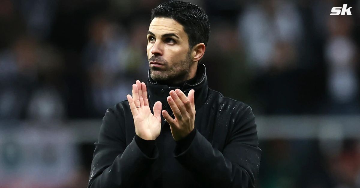 Arsenal manager Mikel Arteta on touchline 