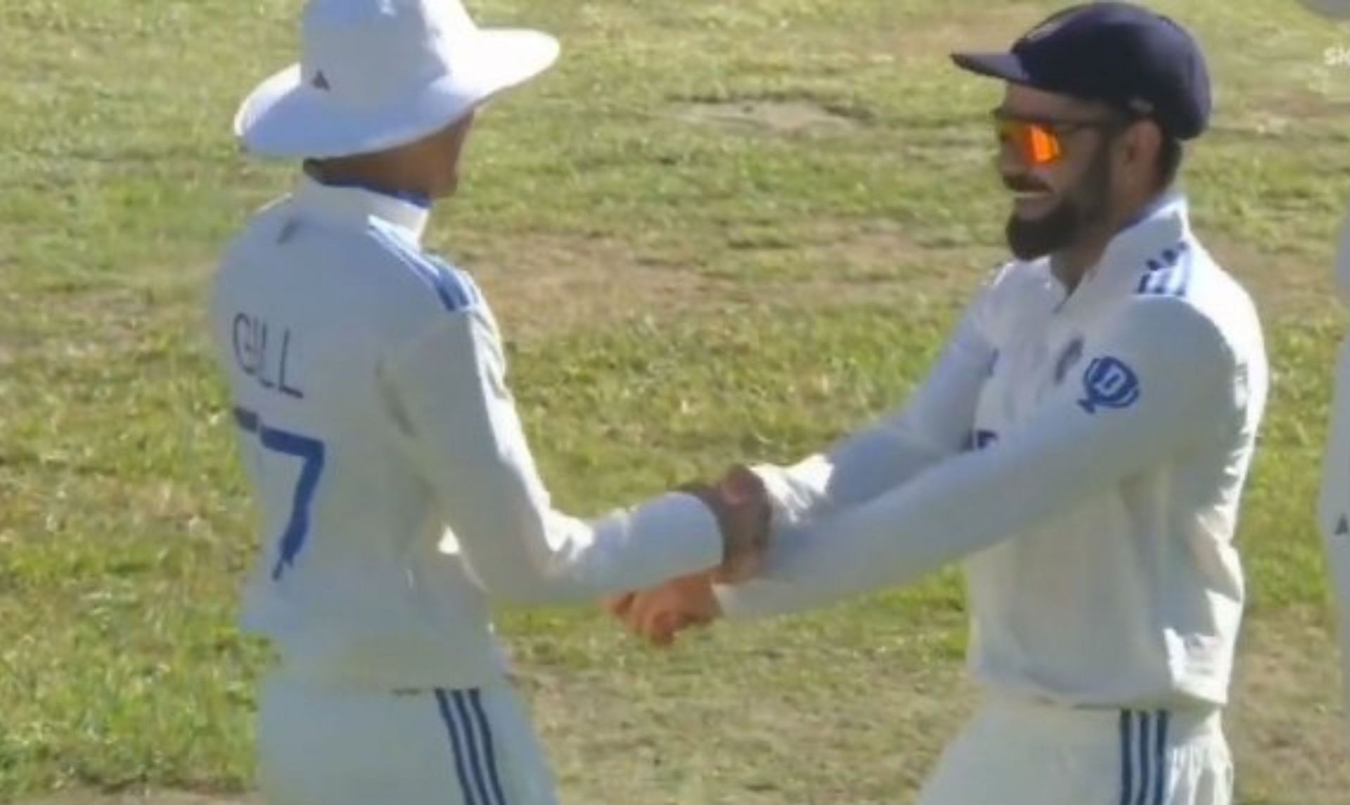 Virat Kohli and Shubman Gill on the field during day 1 of 2nd Test. 