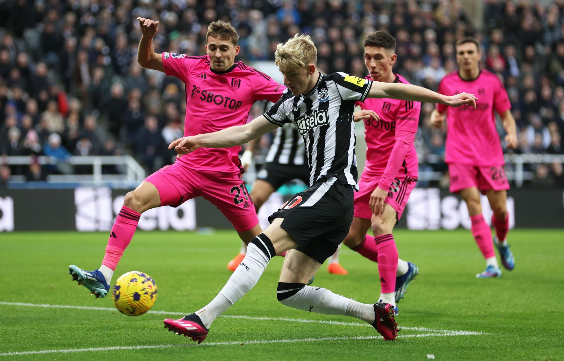 Newcastle United v Fulham FC - Premier League