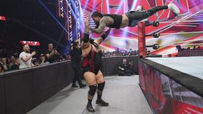 WWE में Bloodline के पूर्व मेंबर ने दर्ज की धमाकेदार जीत, Raw में 150 किलो के Superstar को दी करारी शिकस्त