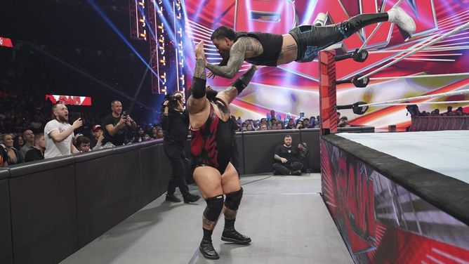 WWE में Bloodline के पूर्व मेंबर ने दर्ज की धमाकेदार जीत, Raw में 150 किलो के Superstar को दी करारी शिकस्त