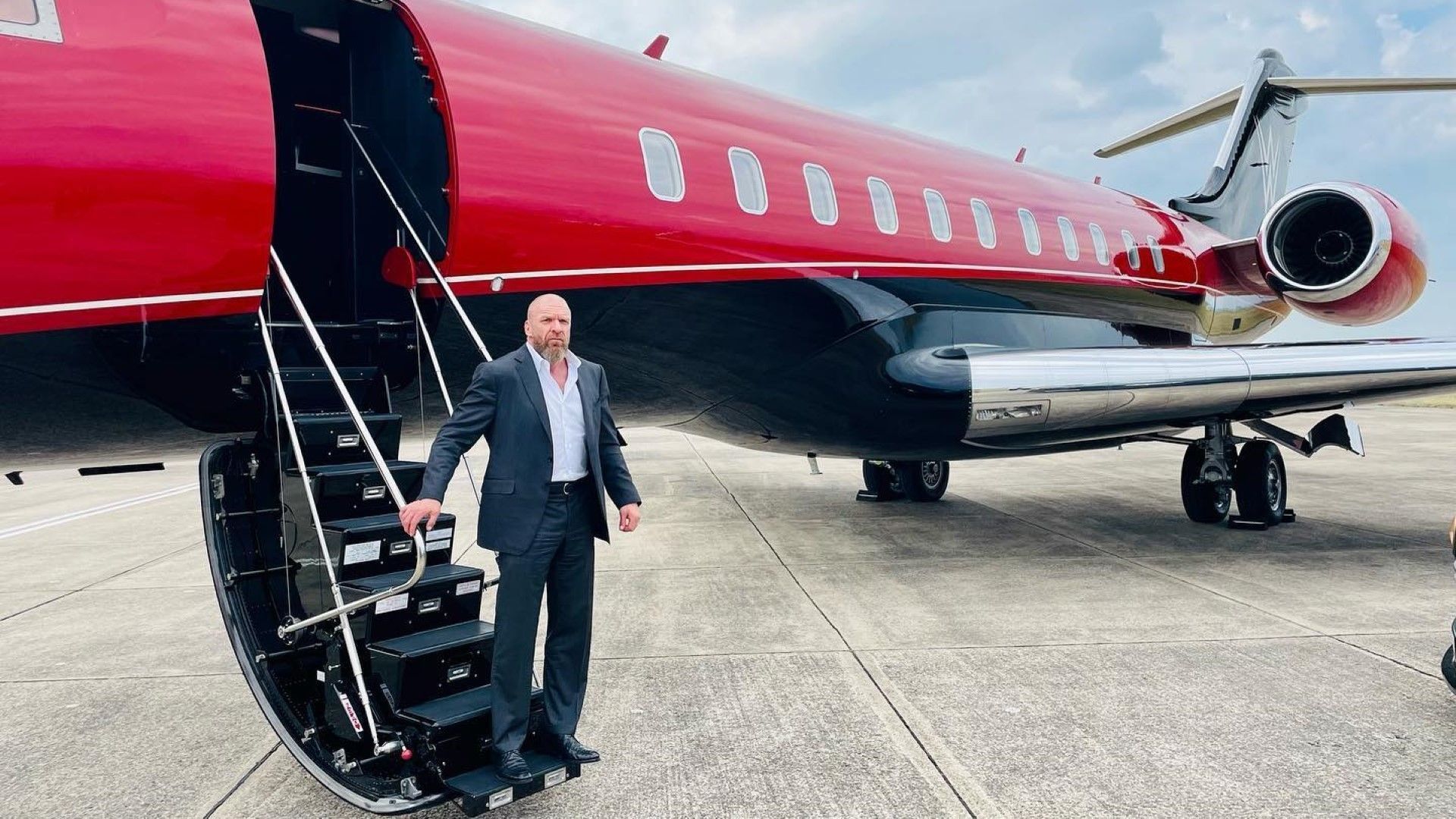 Triple H steps off the WWE jet onto airport runway [image courtesy of Triple H&rsquo;s official Instagram]