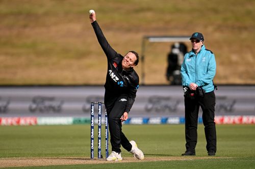 Lea Tahuhu bowls: New Zealand v Pakistan - Women's ODI Game 1