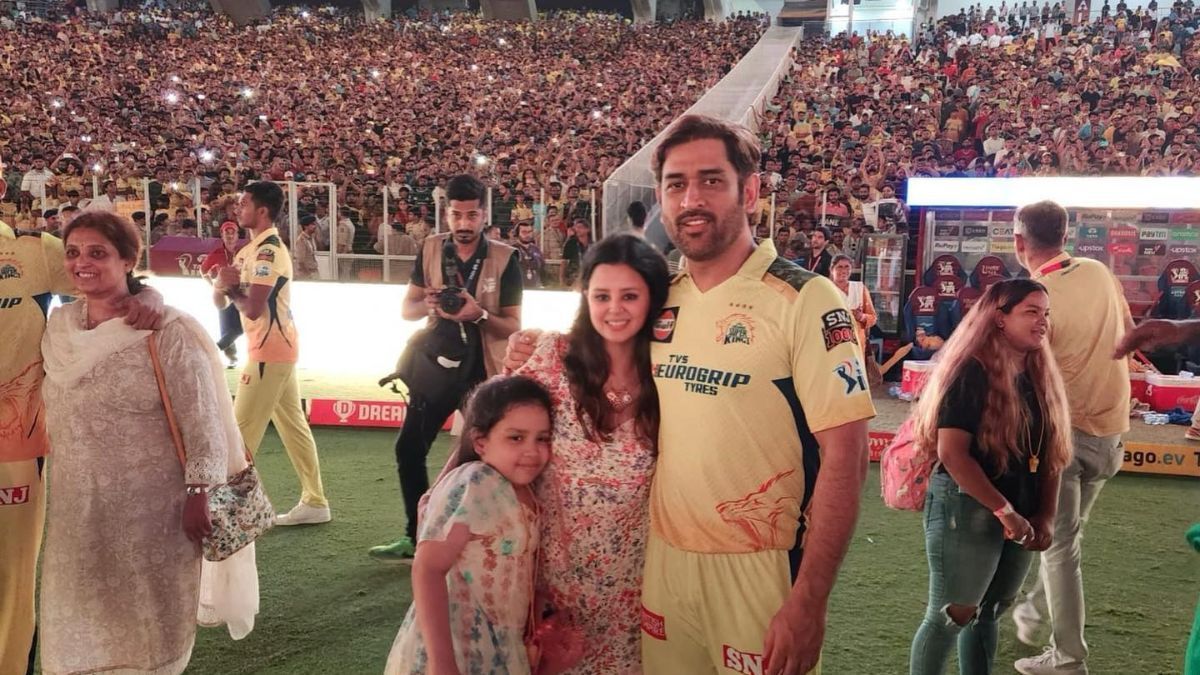 MS Dhoni with his wife and daughter
