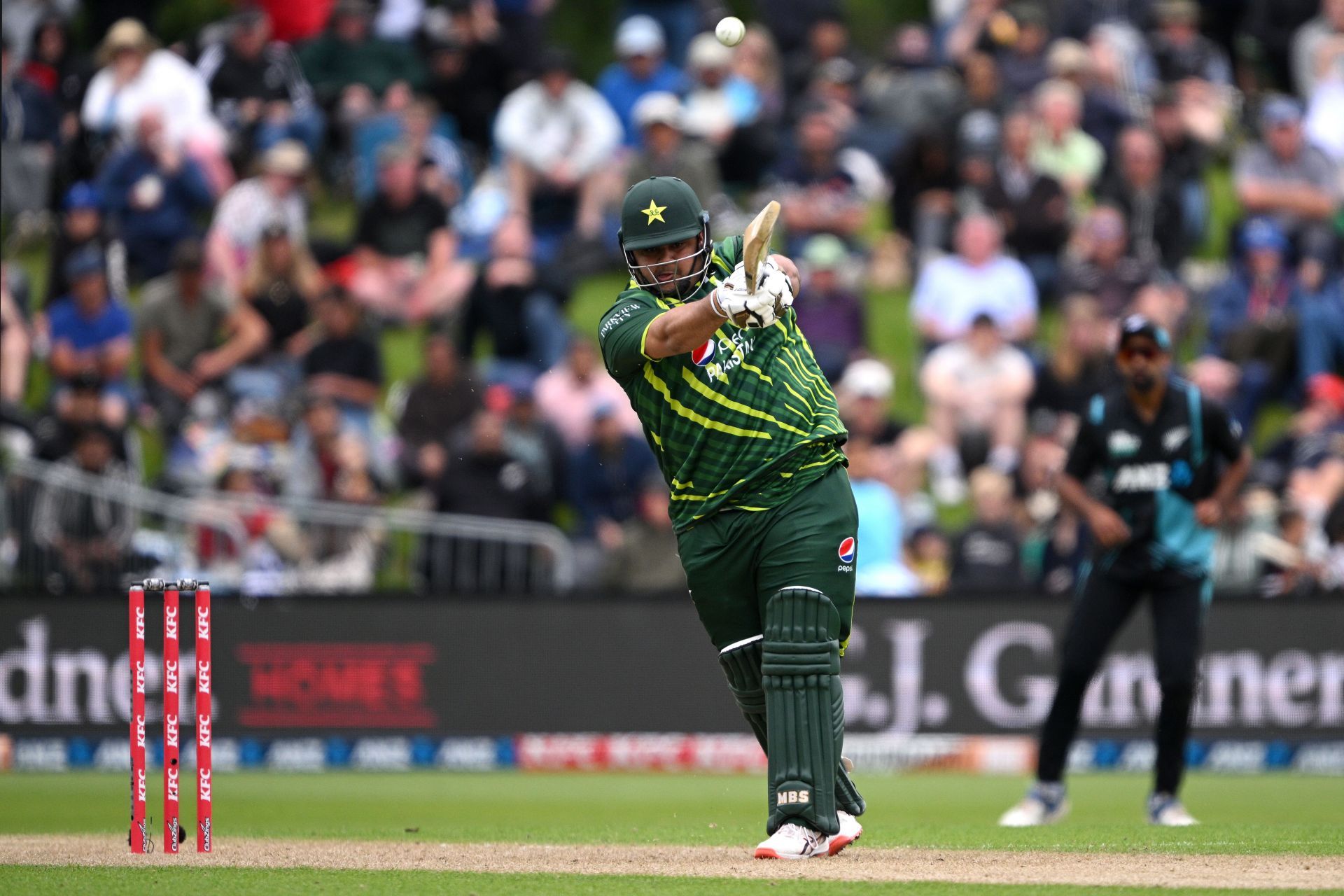 आजम खान पाकिस्तान के विकेटकीपर बल्लेबाज हैं