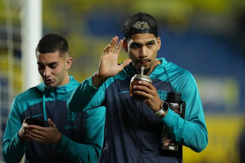 Ronald Araujo (right) is wanted at the Allianz Arena.