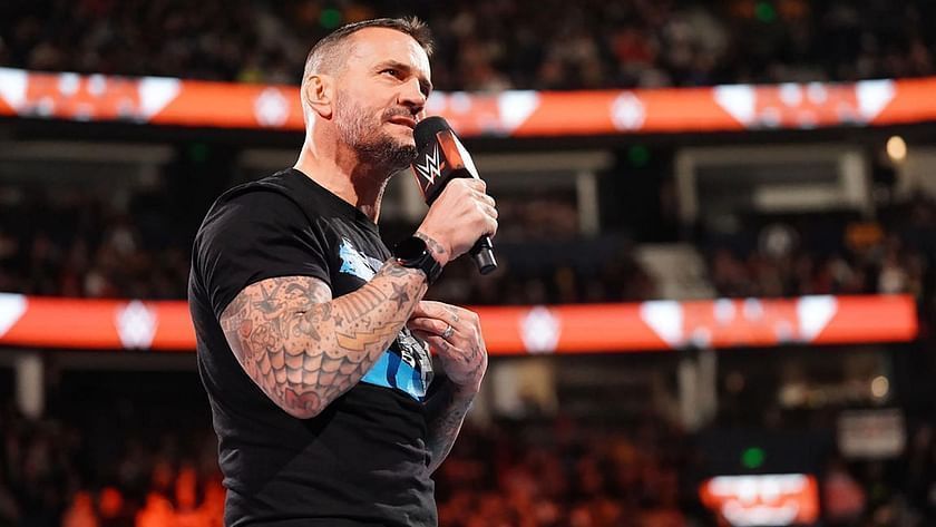 WWE Raw में प्रोमो कट करते हुए सीएम पंक 