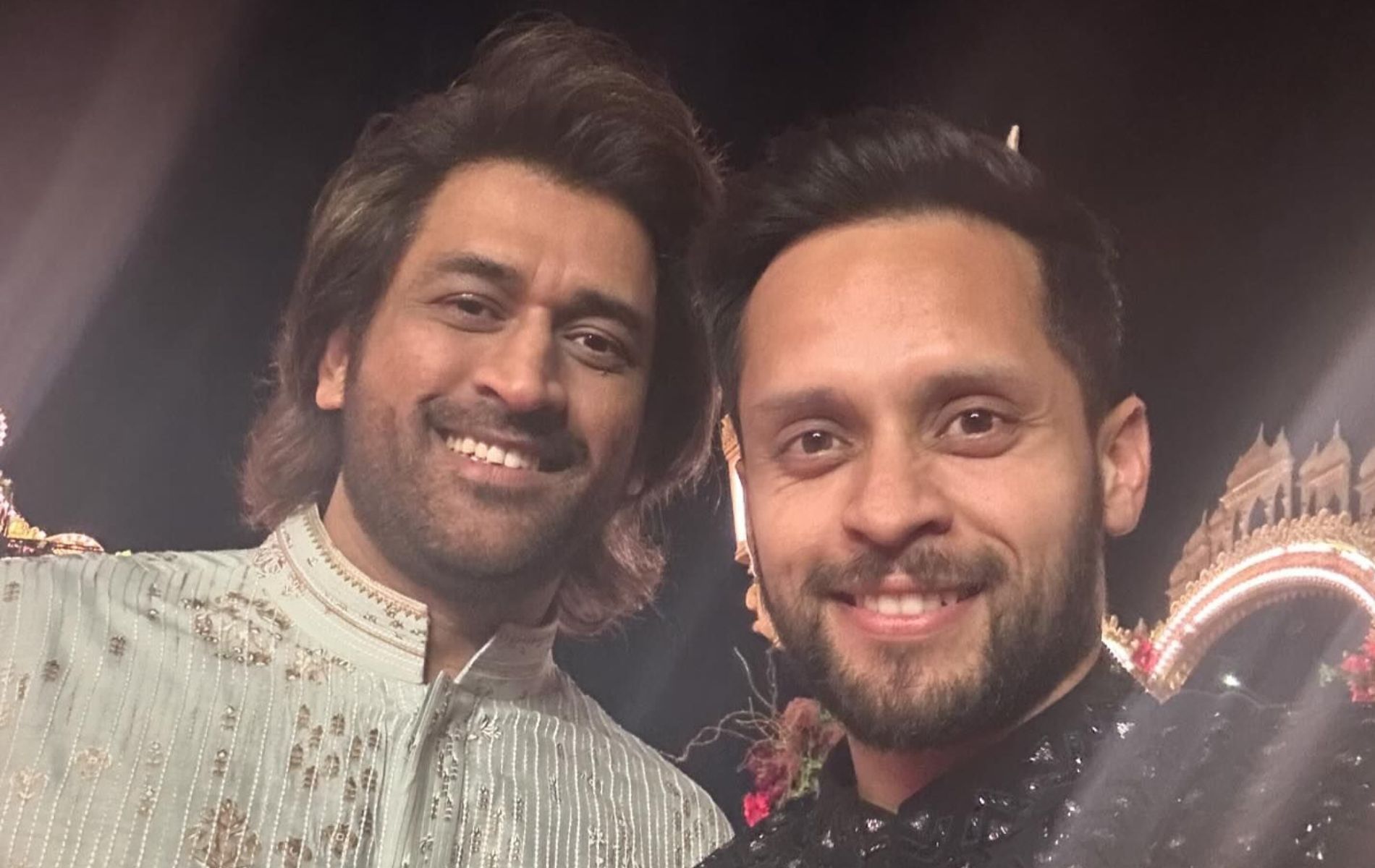 MS Dhoni (L) with Parupalli Kashyap (R). 