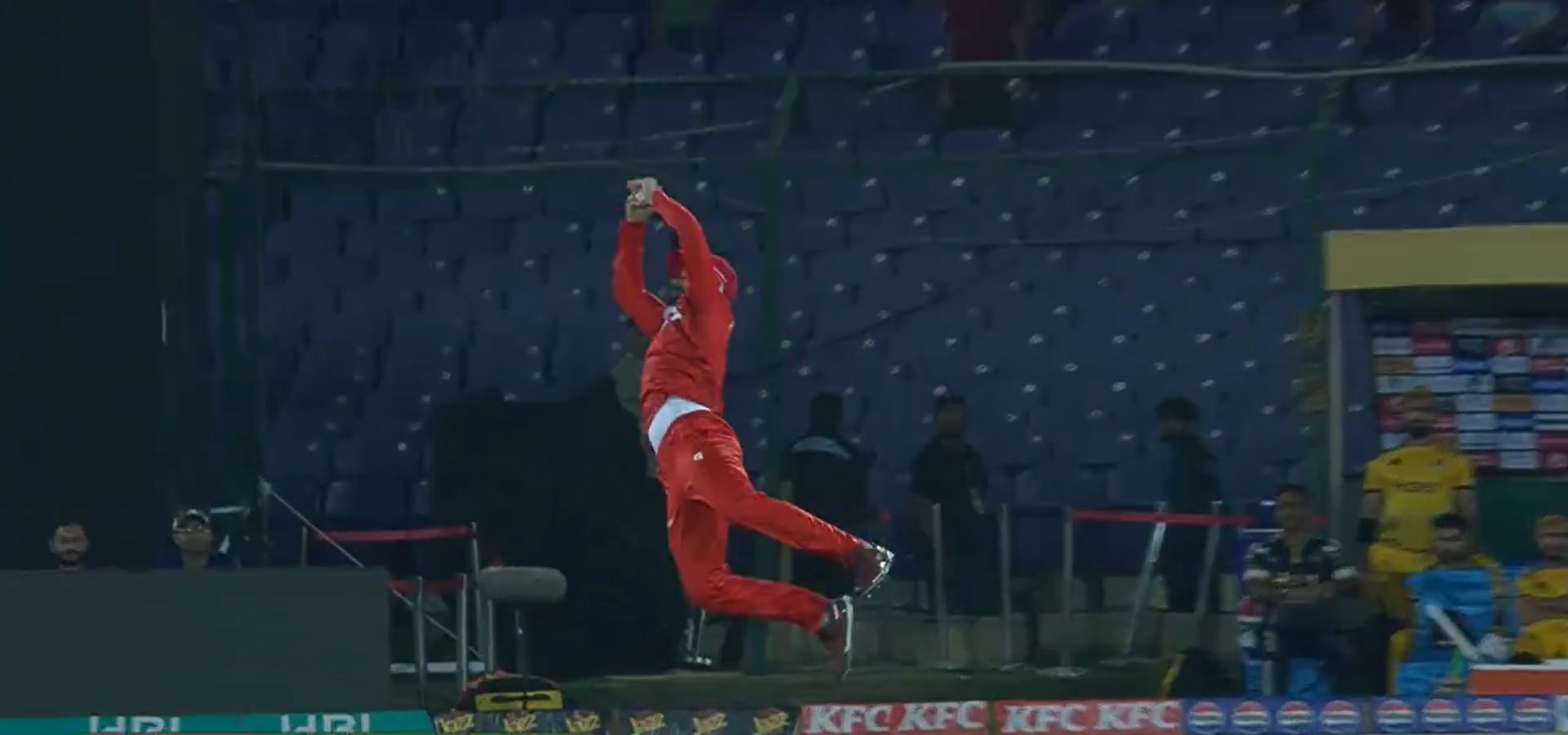 शादाब खान ने पकड़ा जबरदस्त कैच (Photo Credit - PSL Screenshot)