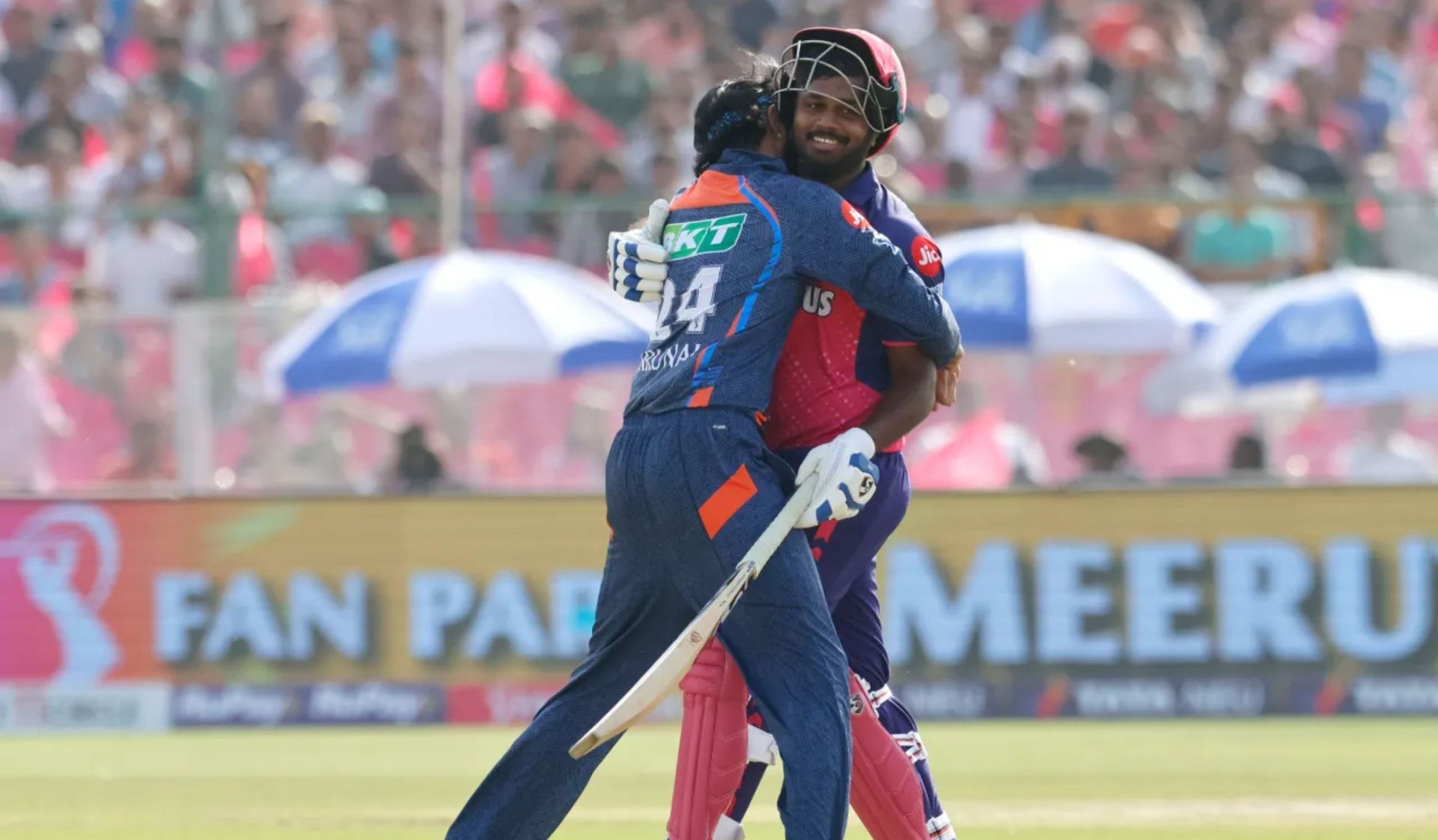 Krunal hugging Sanju Samson (Credits: BCCI/IPL)