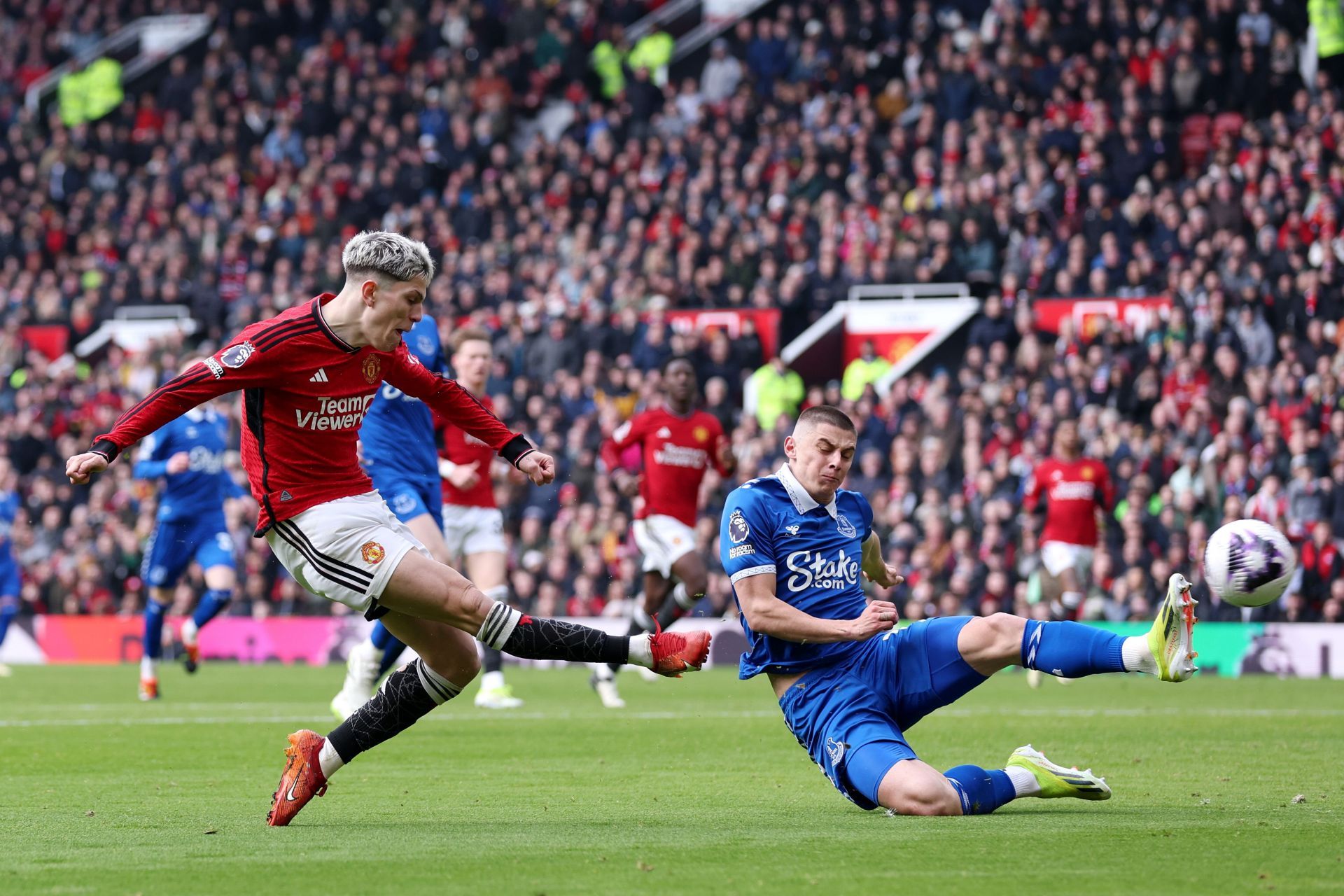 Garnacho (left) was instrumental in United&#039;s victory as he won two penalties for his side.