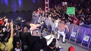 WWE SmackDown में दिग्गज ने करीब 4 महीने बाद की चौंकाने वाली वापसी, अपने सबसे बड़े दुश्मन पर किया जोरदार हमला और दोस्त को दिलाई धमाकेदार जीत