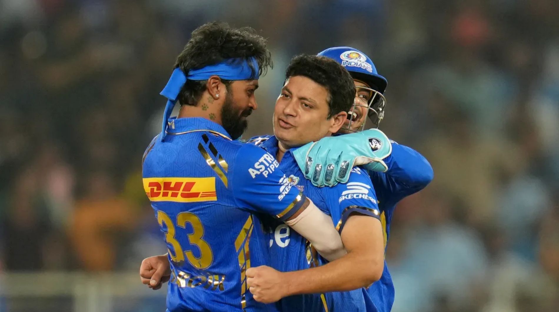 Piyush Chawla celebrates a wicket with Hardik Pandya. (Pic: iplt20.com)