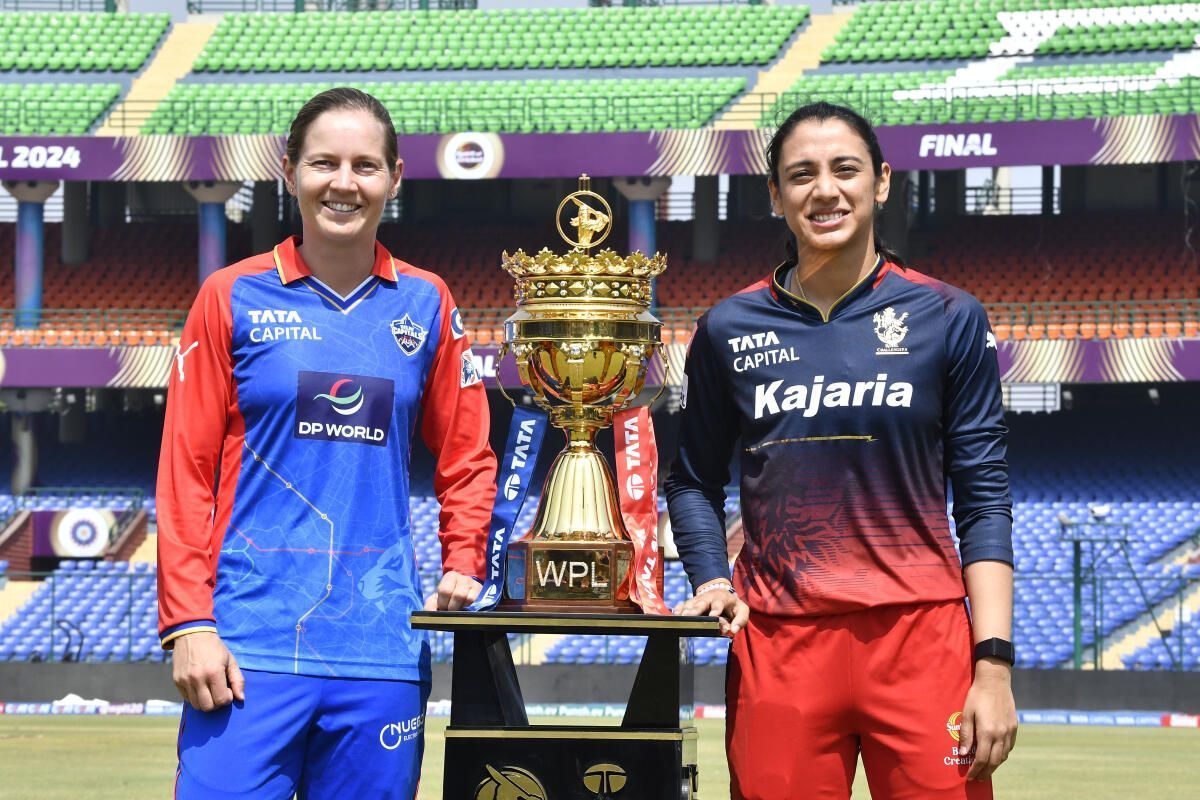 Smriti Mandhana and Meg Lanning posing with the trophy