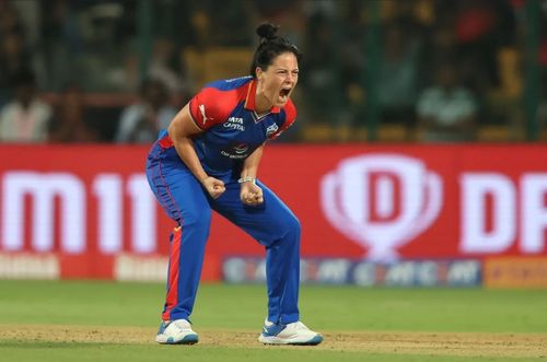 Marizanne Kapp pumped up after taking Mandhana's wicket