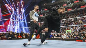 WWE Raw में Roman Reigns के भाई बने एक-दूसरे के जानी दुश्मन, Royal Rumble विजेता ने भी एंट्री कर बिखेरा जलवा