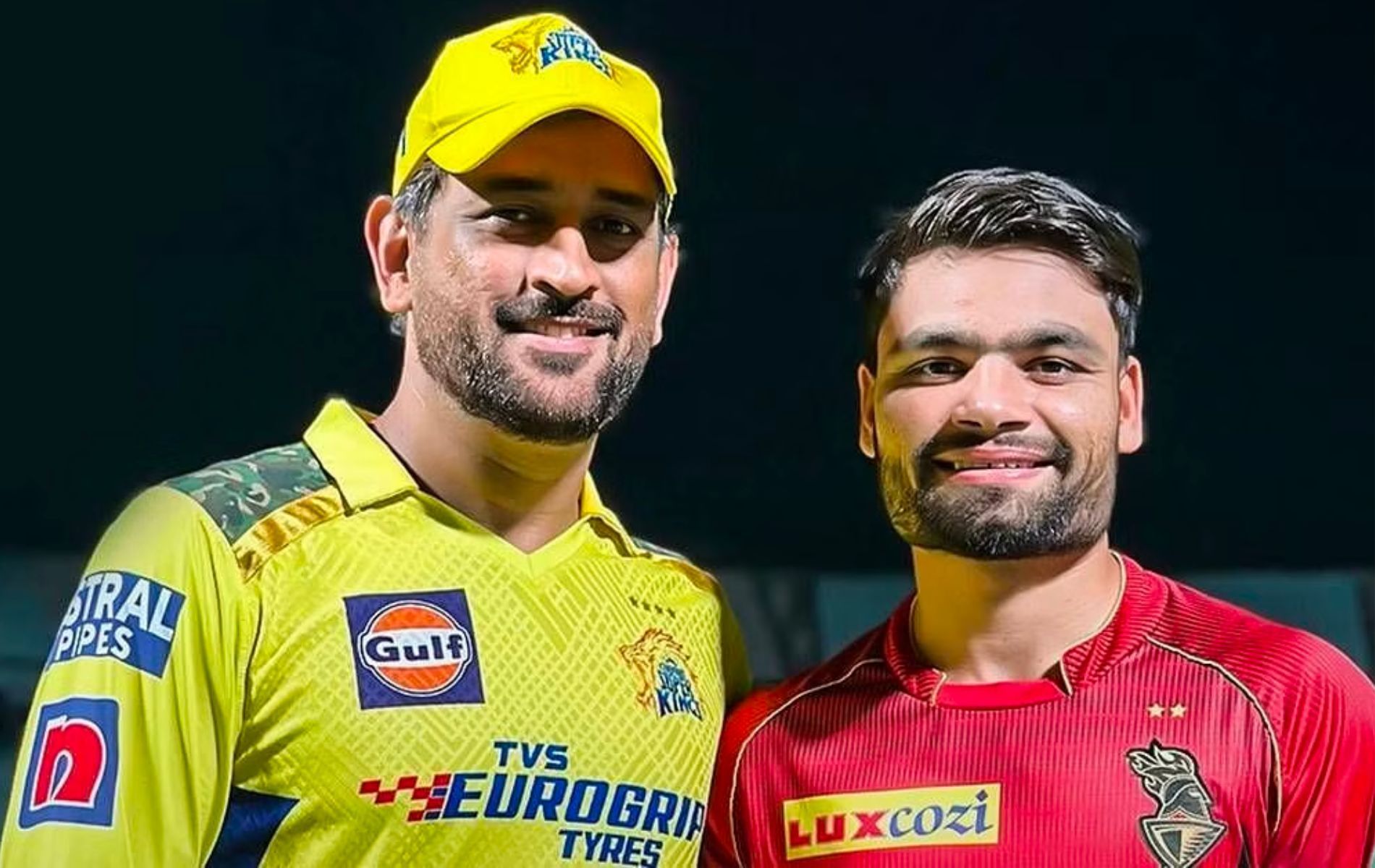 MS Dhoni (L) with Rinku Singh (R).