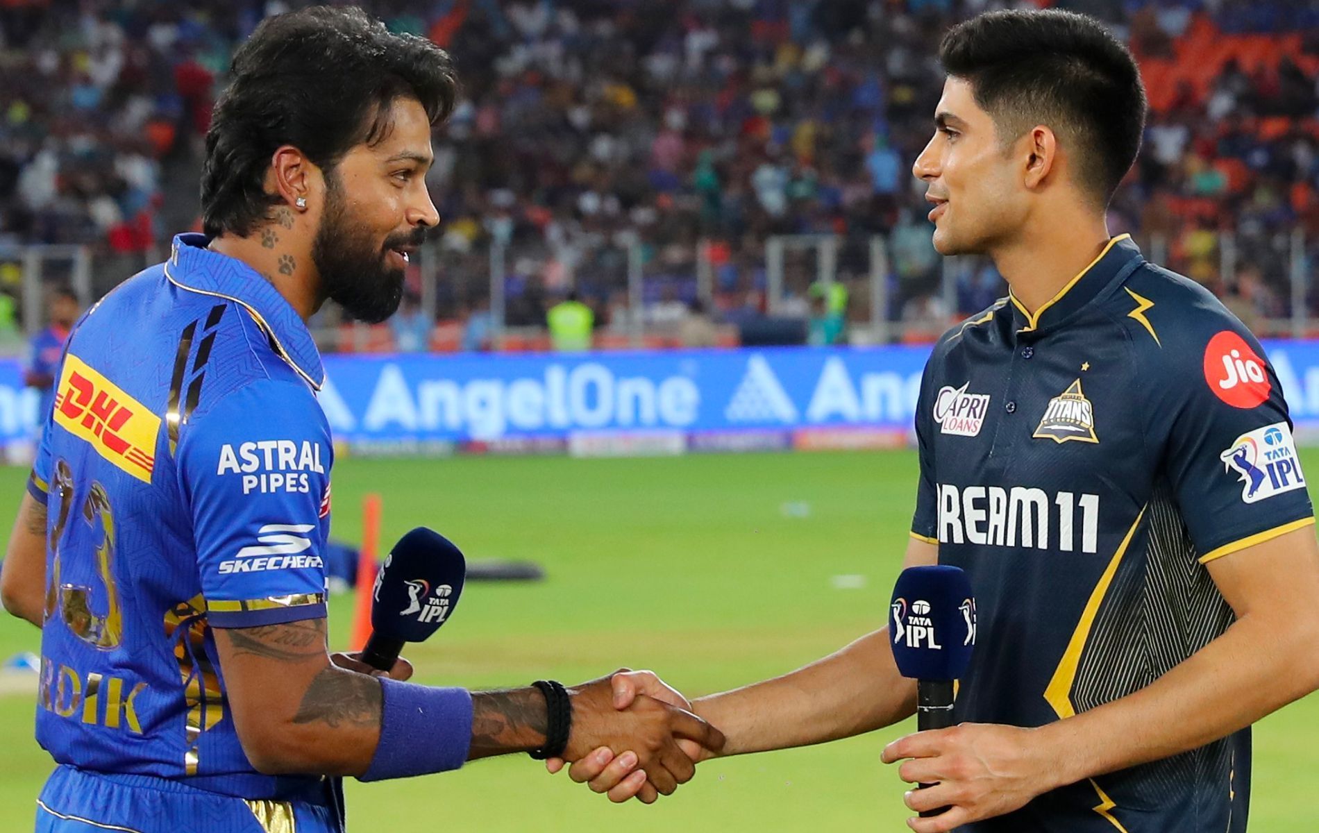 Hardik Pandya (L) with Shubman Gill (R).