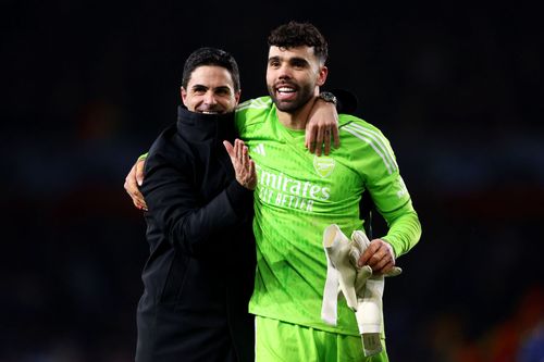 Mikel Arteta (left) and David Raya