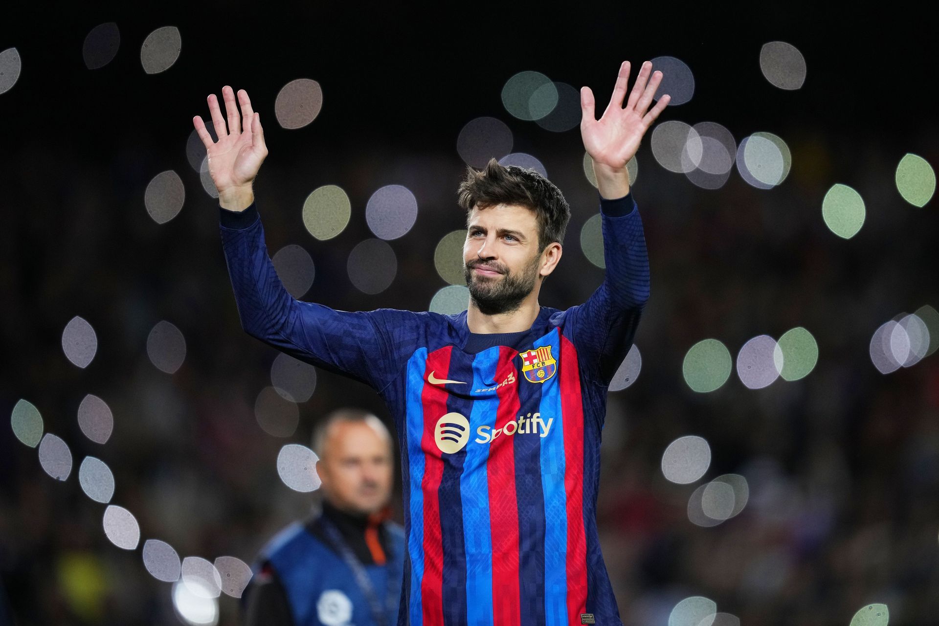 Gerard Pique wants Xavi to stay