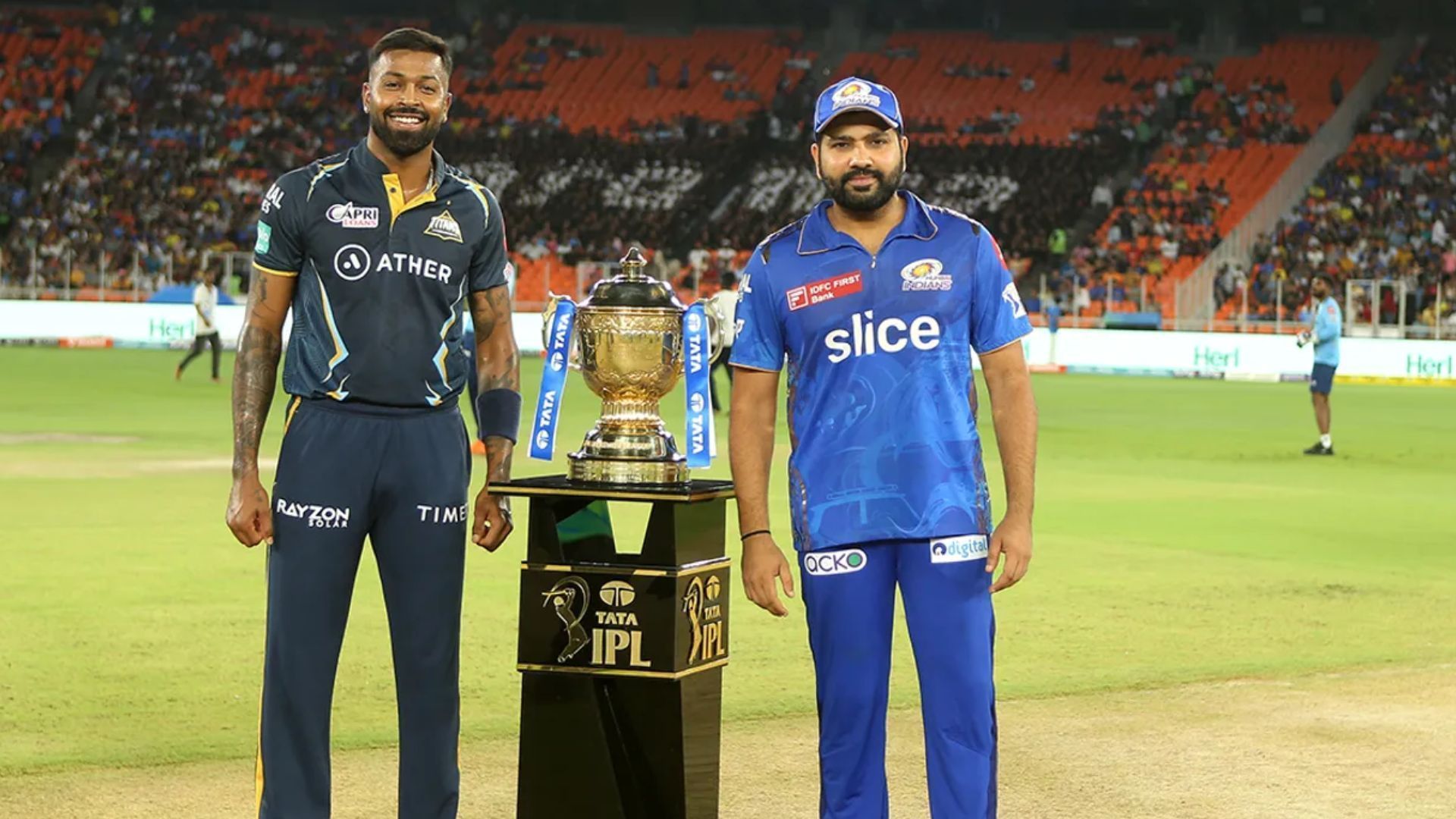 Hardik Pandya (L) will now be captaining Rohit Sharma and co. at MI